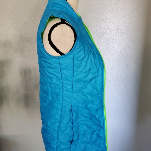 Layer 8 reversible and packable vest - Picture 4 of 9